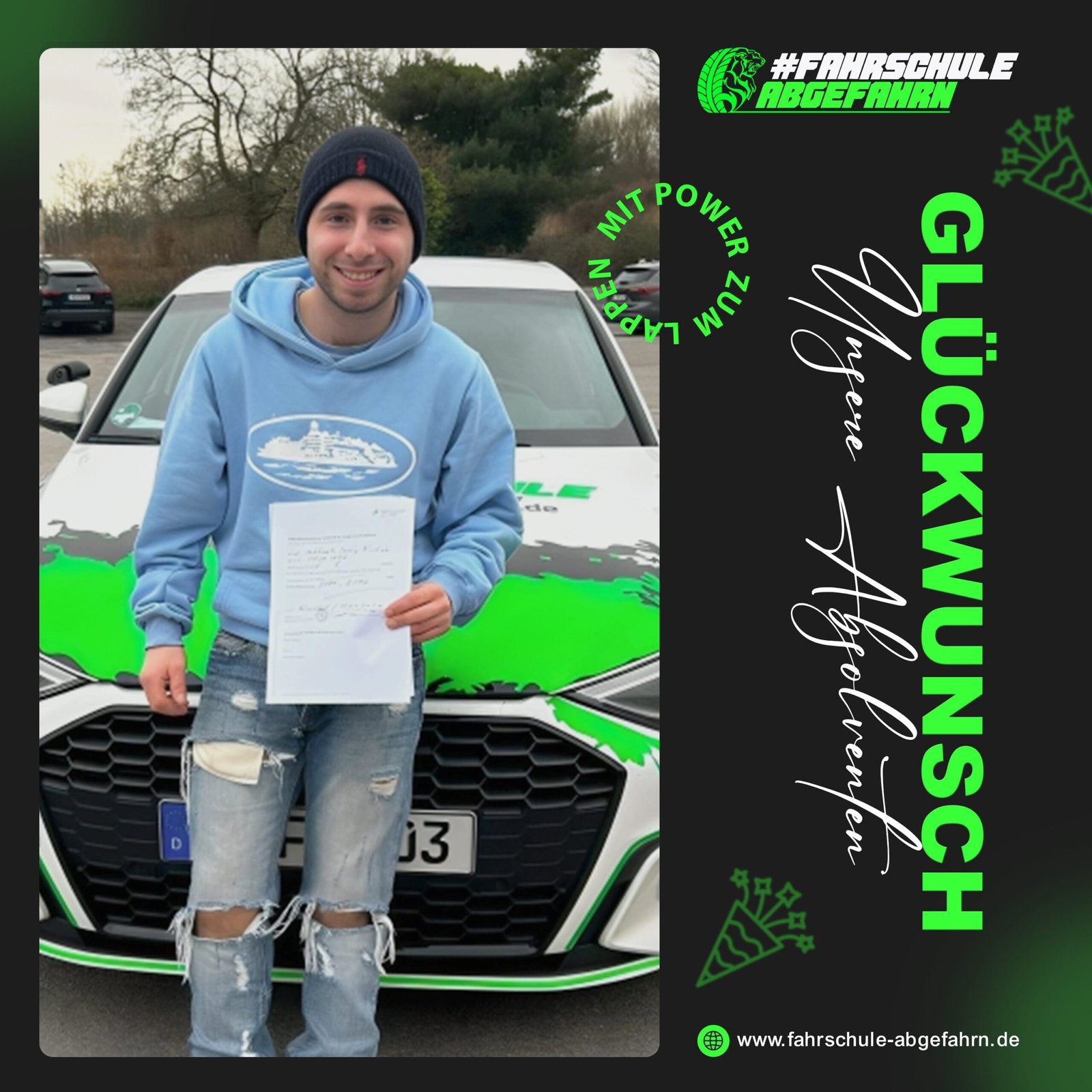 Glücklicher Schüler mit Führerscheinklasse b